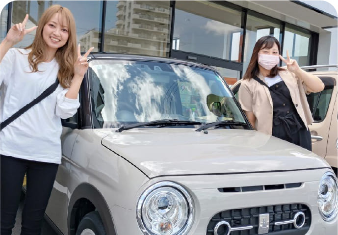 車と写真を撮る契約者の女性が二人