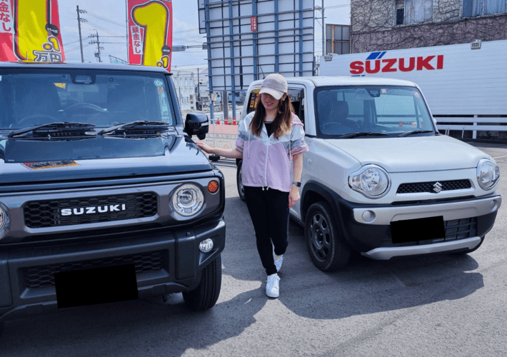 車と写真を撮る女性